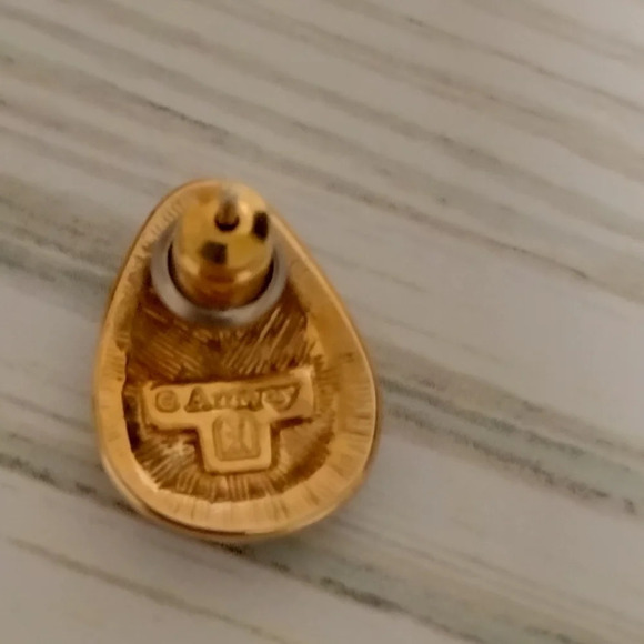 Vintage Signed AMWAY Gold Tone And Black Enamel Stud Pierced Earrings 1/2" - Picture 6 of 6